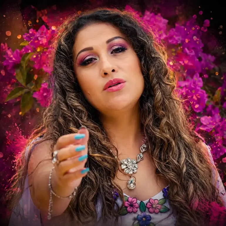 Amaranta cantante peruana de música andina con fondo floral colorido