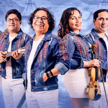 Grupo Antología música andina peruana en concierto con instrumentos tradicionales