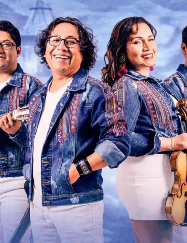 Grupo Antología música andina peruana en concierto con instrumentos tradicionales